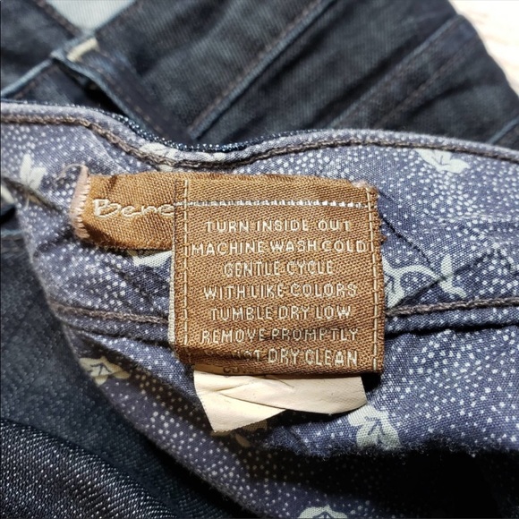 EUC PAIGE Benedict Canyon, Dark Wash, Mid-Rise, Boot Cut Jeans - Picture 9 of 9